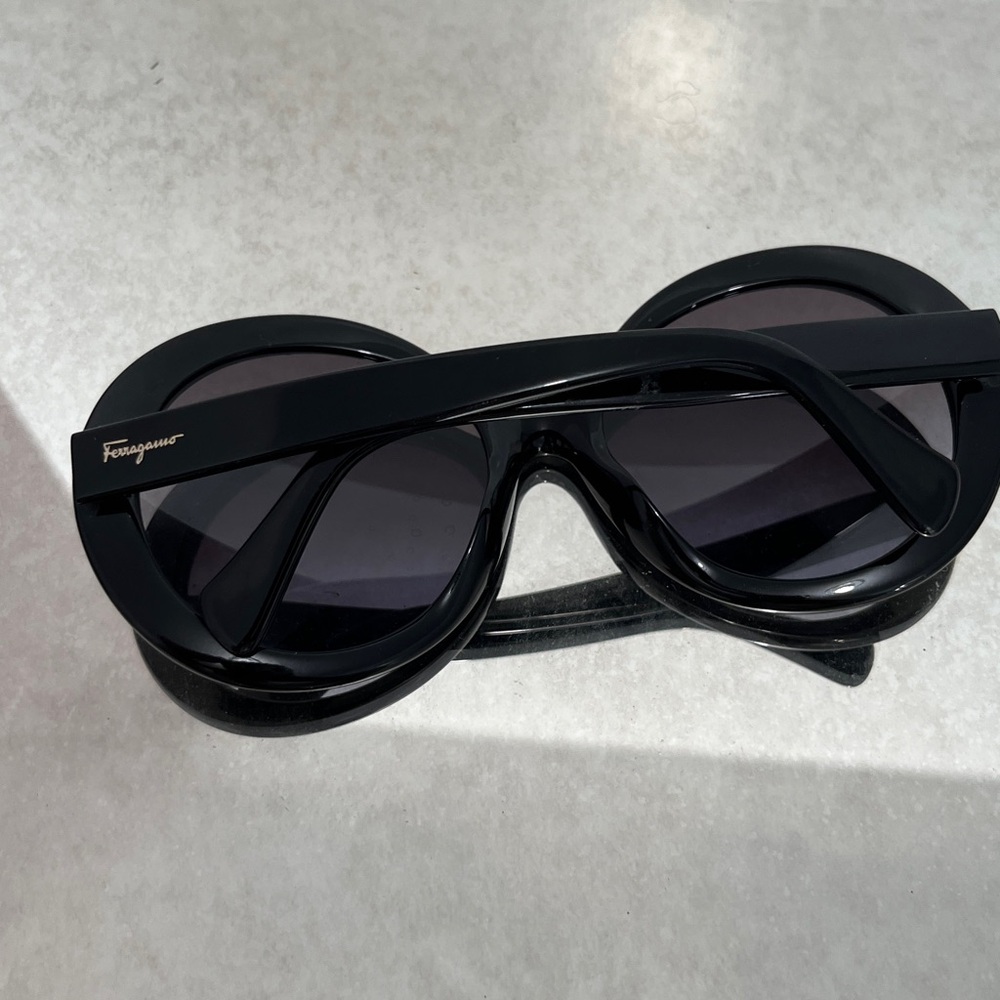Ferragamo sunglasses - Picture 4 of 7